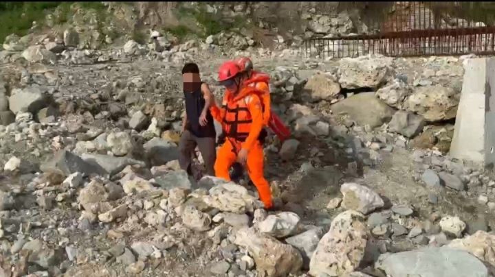 蘭嶼浮具翻覆 海巡迅速馳援救起2人