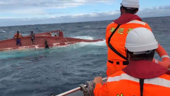 臺東外海漁船翻覆 海巡即時救援脫險