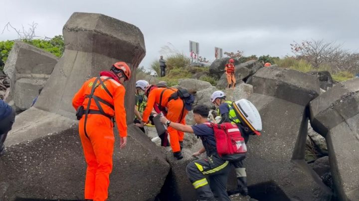 美崙溪口傳民眾落海 海巡會同衝浪客全力救援