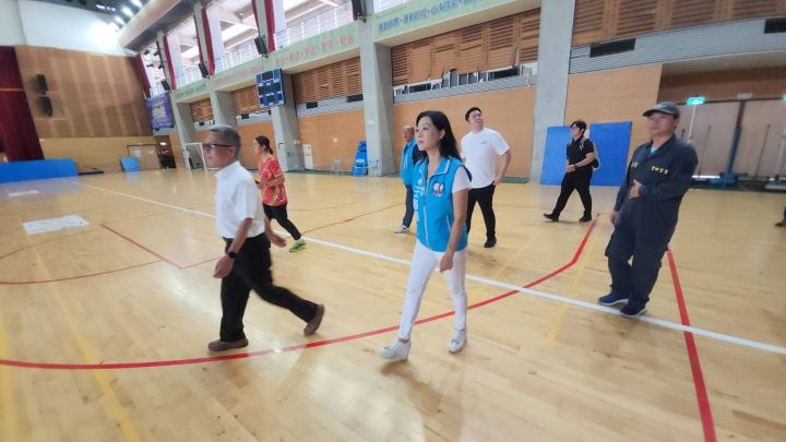 立委黃仁及夫人王春梅結合環台地熱股份有限公司公益捐贈及再次現勘校園體育設施