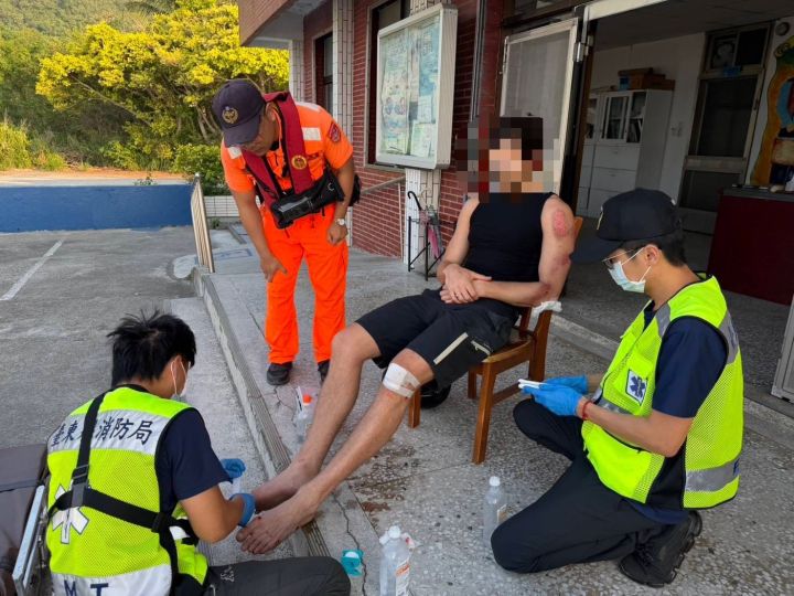 金樽港區驚傳外籍衝浪客自摔意外 東部海巡人員即刻協助